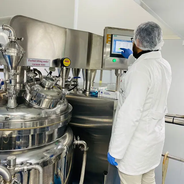 Opérateur devant le panneau de commande d’une cuve de fabrication en inox chez System66.